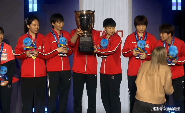 世乒赛颁奖台花絮：人手一个吉祥物，马琳开玩笑逗乐王曼昱 荣耀时刻欢笑与泪