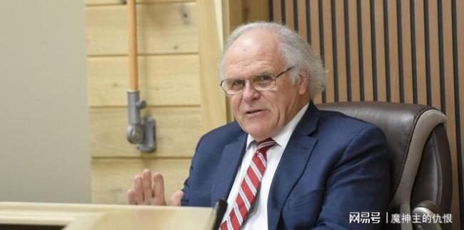 美国一小镇全体警员遭解雇两天后官复原职 市长个人报复引发争议