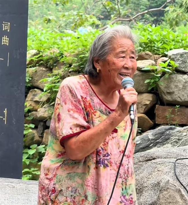 81岁沂蒙“头巾奶奶”王荣均去世 歌声永存沂蒙山