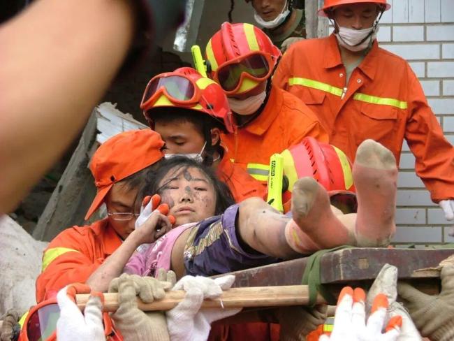 汶川地震被埋72小时女孩如今怎样了 重生与希望