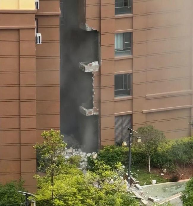 昆明一小区内排烟管爆炸 外墙大面积坍塌！