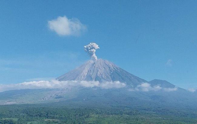 印尼两座火山同时喷发