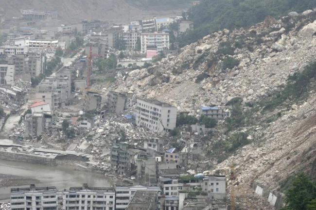 汶川地震幸存者重回18年前被埋之地 铭记与向前