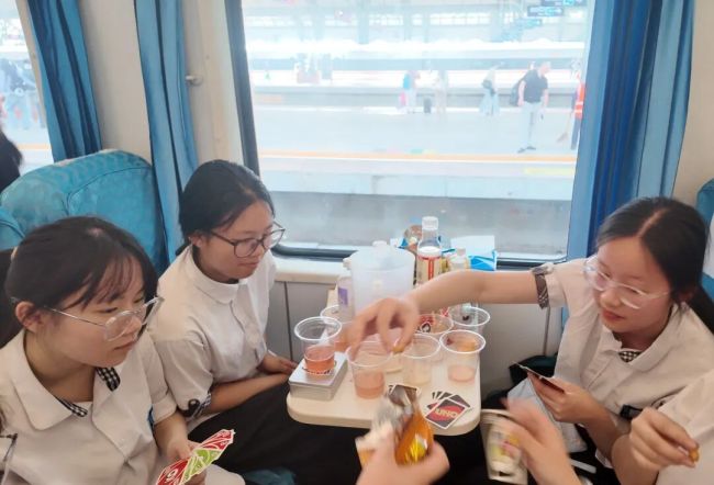 一学校包整列火车给师生解压 青春欢乐之旅