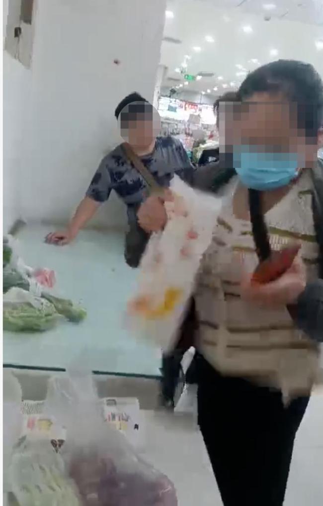 大妈行窃 腰如百宝箱 超市内被抓现行