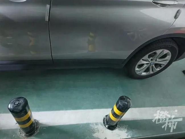 车主怀疑车被宝马碰撞车位装立柱 邻里纠纷升级