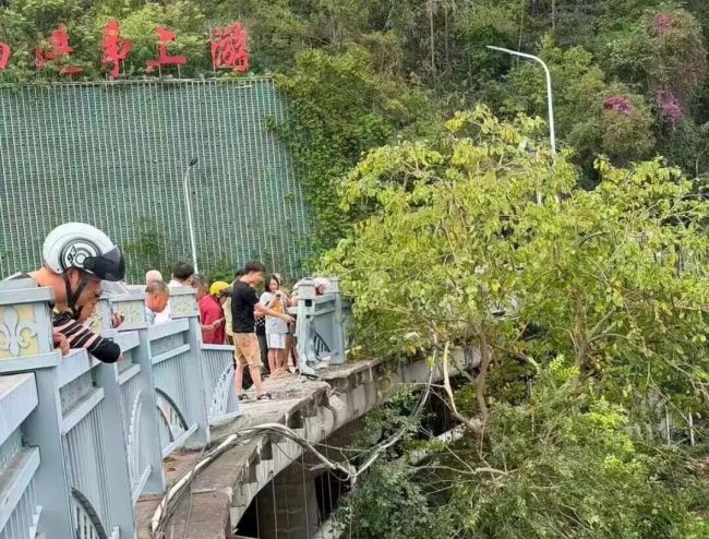 梧州公交车坠桥伤者家属发声 事故救援正在进行