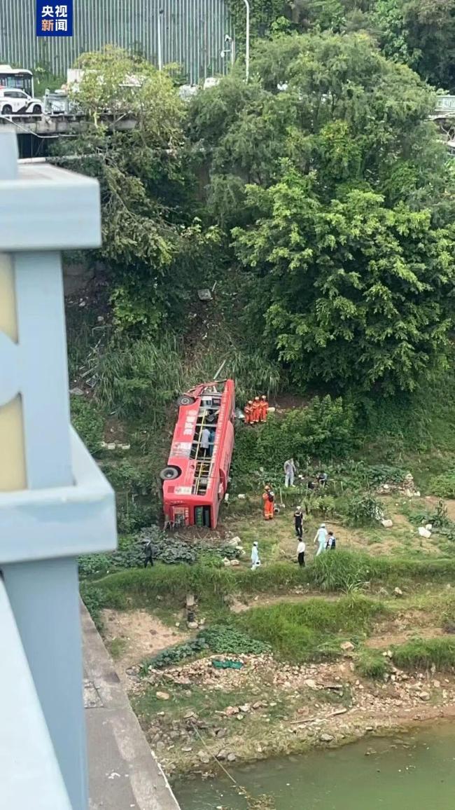 梧州交警通报“公交车坠翻” 事故致3死5伤