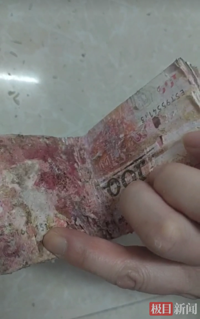 夫妻把现金藏地下发霉腐烂 土办法代价惨重