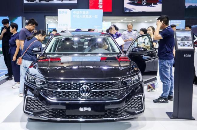上汽大众4月仅卖出4万辆车 销量“腰斩”引发关注
