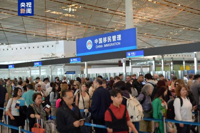 北京口岸今年出入境人员总量再攀新高
