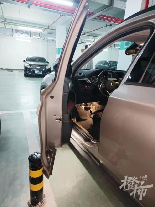 车主怀疑车被宝马碰撞车位装立柱 邻里纠纷升级