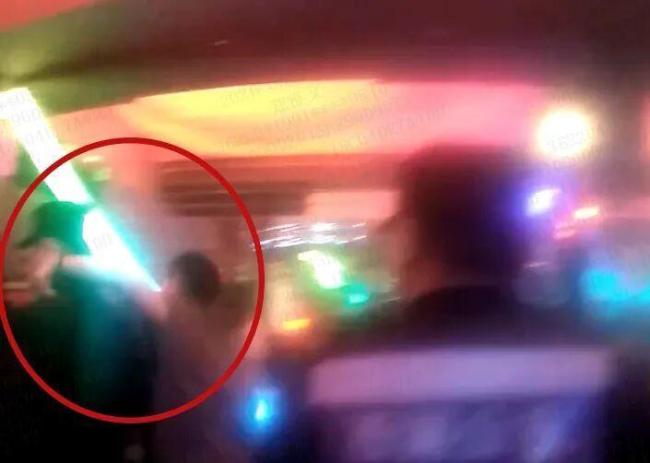 男子醉酒锁脖民警被拘 暴力抗法受罚
