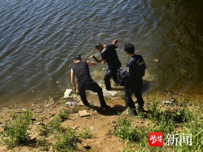 特警跳河救起两名落水群众 争分夺秒显担当
