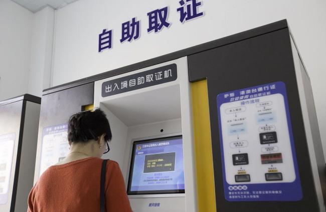 美记者在北京体验中国科技 机器人服务引发惊叹