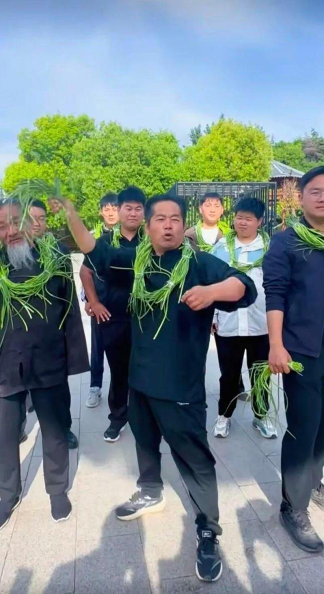 河南万岁山景区“套圈送蒜薹’