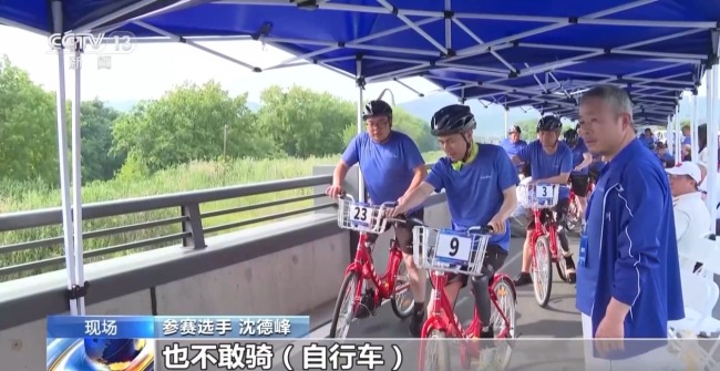 高科技輔具點(diǎn)燃?xì)堈先耸窟\(yùn)動(dòng)熱情海報(bào)