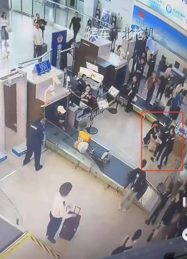 安检机钻出活人站务员被吓到 旅客寻找掉落身份证