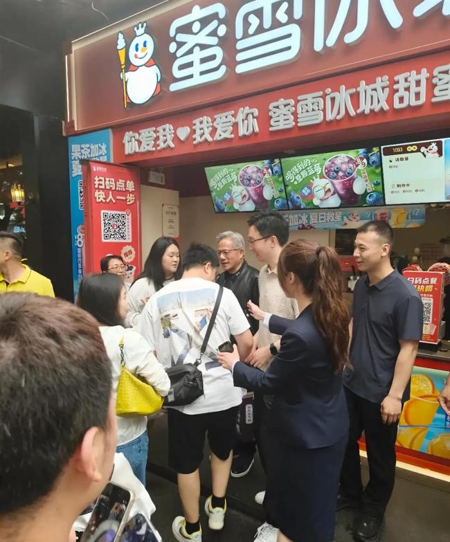 黄仁勋喝蜜雪冰城竖大拇指 胡同偶遇引发热议