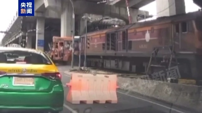 泰国曼谷火车撞公交车 现场视频曝光