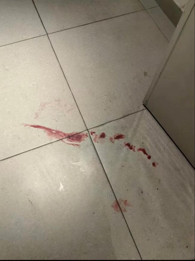女子贴条提醒被殴打 邻居获刑7个月 邻里矛盾升级引发冲突