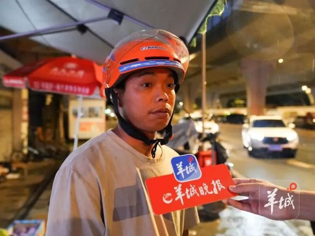 媒体评5位外卖小哥救落水男童 平凡英雄温暖人心