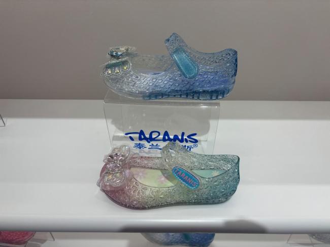 泰兰尼斯代工厂：做一双鞋只赚几块钱 品牌溢价引发热议