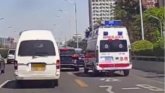 私家车和救护车斗气互相别车双双挨罚