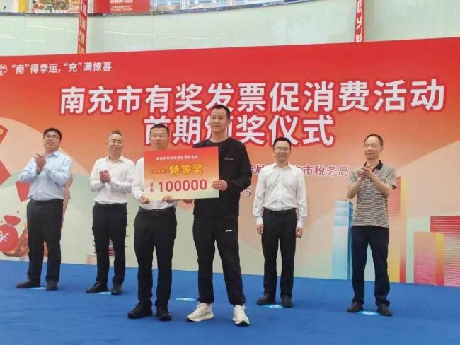 男子买车凭发票抽中10万大奖 意外惊喜引爆全城