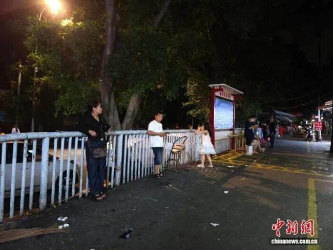 柳州地震居民下楼避险 监控视角曝光