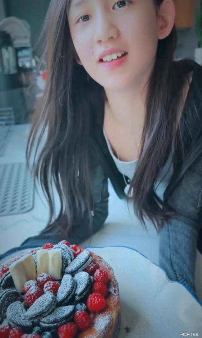 孙莉黄磊女儿多妹这么大了 12岁甜酷少女范