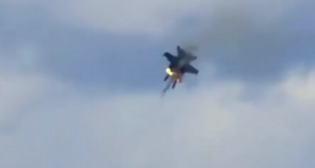 美国两架战机空中相撞坠毁，4名机组成员弹射生还 航展事故引发关注