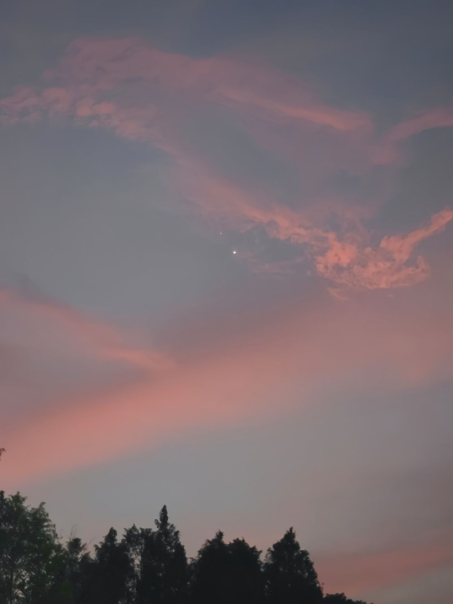 绝美天象来袭！连续两晚星月同辉，金星、木星轮番邂逅蛾眉 初夏夜空浪漫大戏
