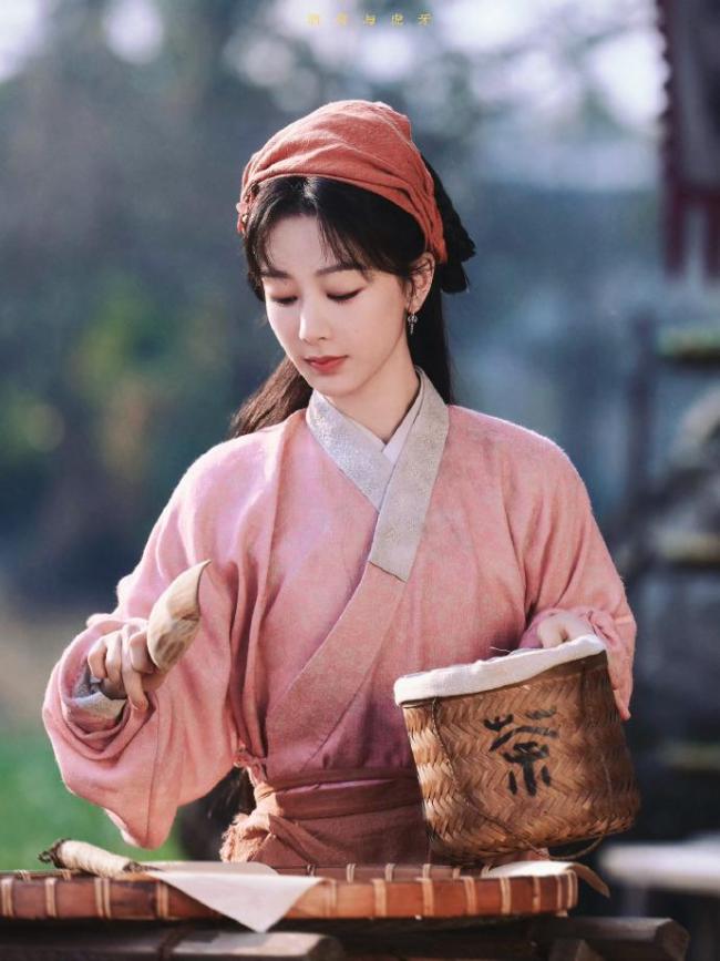 杨紫家业开播热度飙升成榜一 口碑与热度都飞