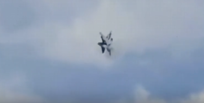 美国两架战机空中相撞坠毁，4名机组成员弹射生还 航展事故引发关注