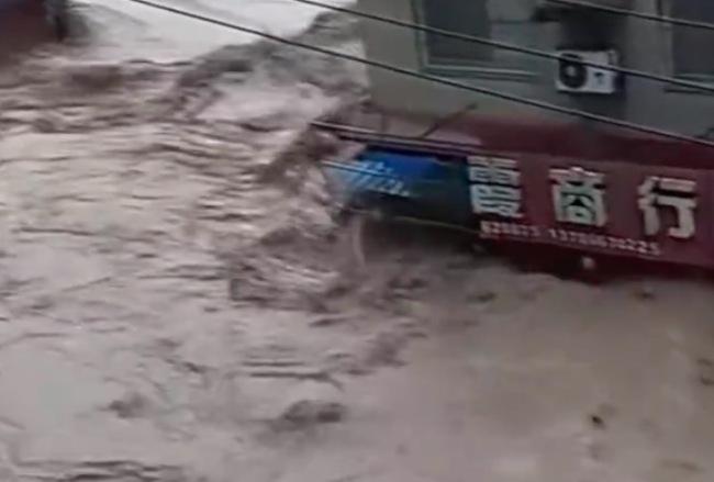 湖南石门强降雨沿街商户被淹 当地发布红色预警