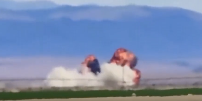 美国两架战机空中相撞坠毁，4名机组成员弹射生还 航展事故引发关注