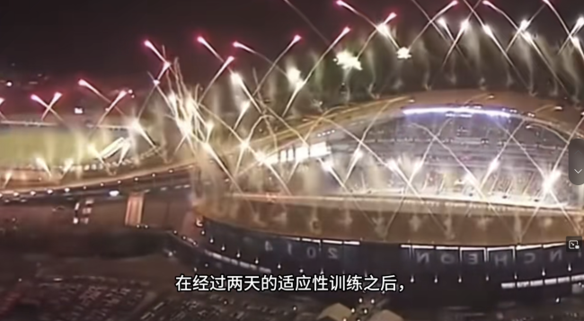 朝鲜女足抵达韩国视频曝光！现场一片欢迎声，球员表情严肃队伍整齐！
