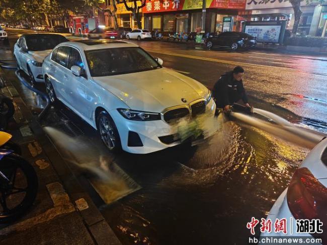 湖北荆门一市场内涝 消防连夜排500余吨