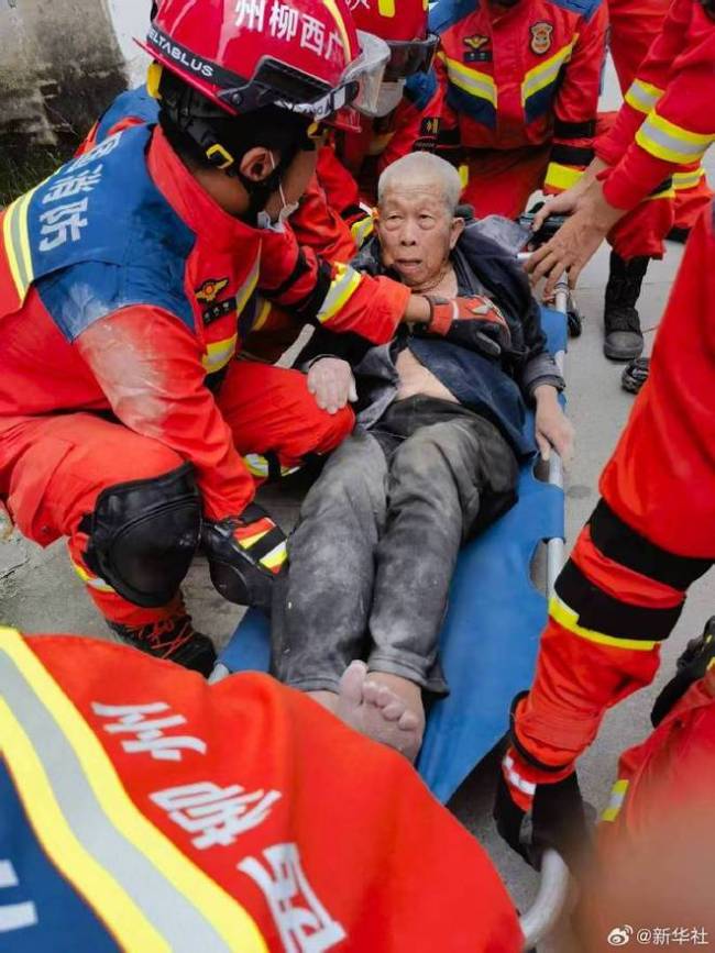 消防员地震废墟中救出9旬老人