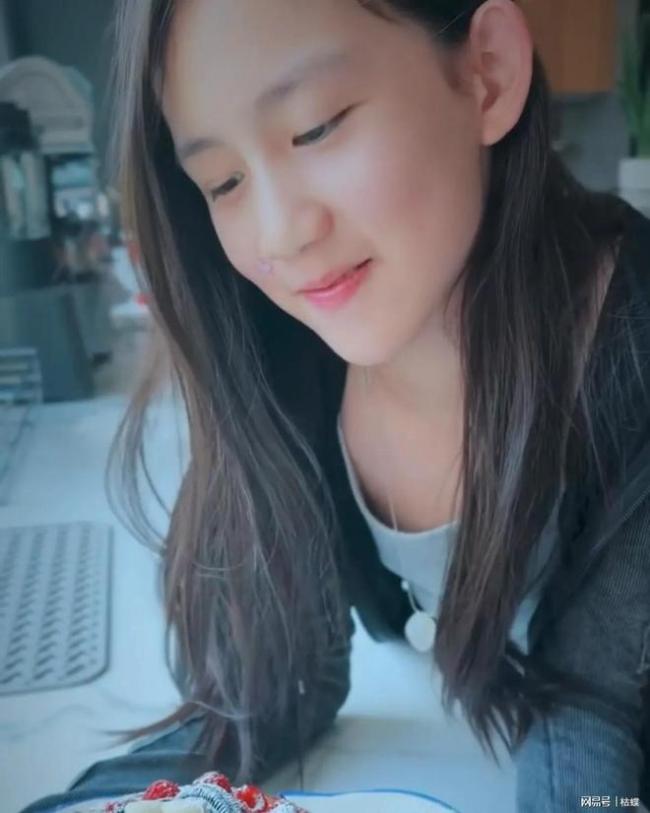 孙莉黄磊女儿多妹这么大了 12岁甜酷少女范