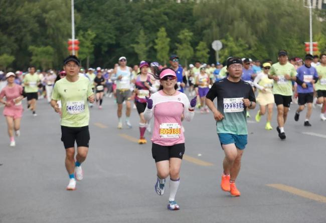 2.5万名跑者畅跑“塞上湖城” 展示城市形象与全民健身