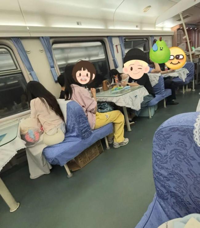 列车餐车不消费不能坐?客服回应 规定引发争议