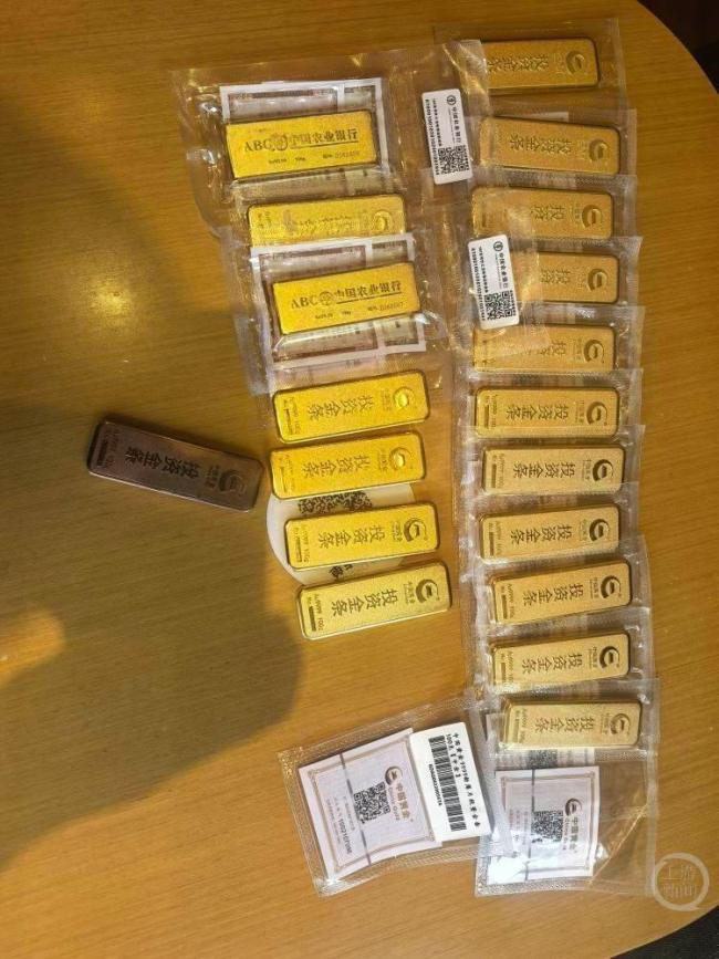 女子被男友用19根假金条换走170万