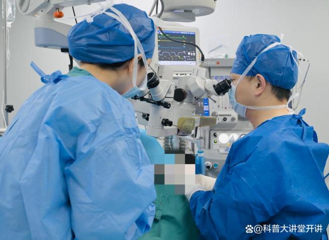 9岁女孩阳光下单眼闭眼竟是斜视