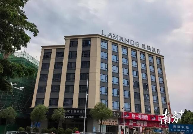 太恶心!多家酒店被曝光:枕套、床单、毛巾没更换线上炒股配资开户,就让新客人入住 “一客一换”成空谈