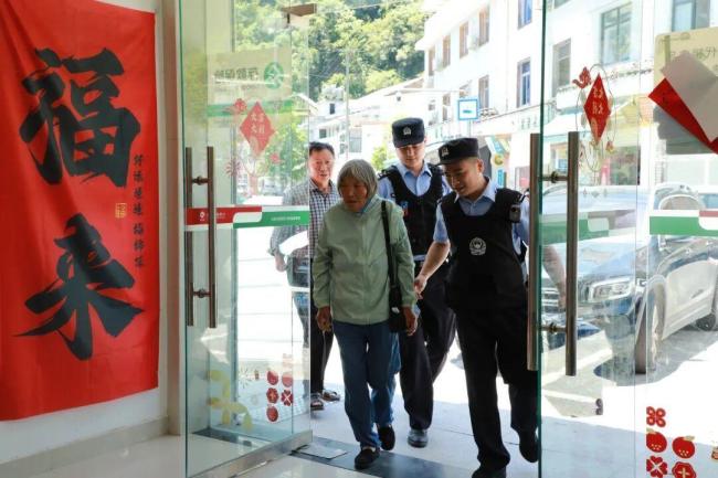 70岁老人把40多万藏家中 一夜被盗 警方迅速破案全额追回