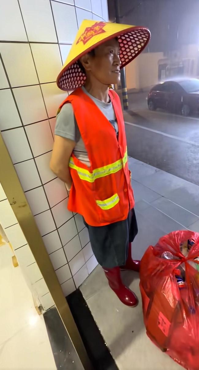 暴雨夜商户老板邀环卫工进店避雨被拒后，又递上一把椅子：希望我父母在外也有人伸把手
