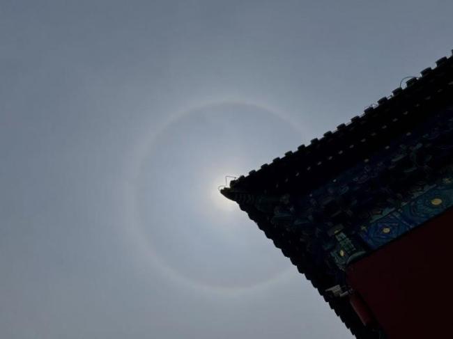 北京上空日晕伴七彩云 冰晶造就奇观