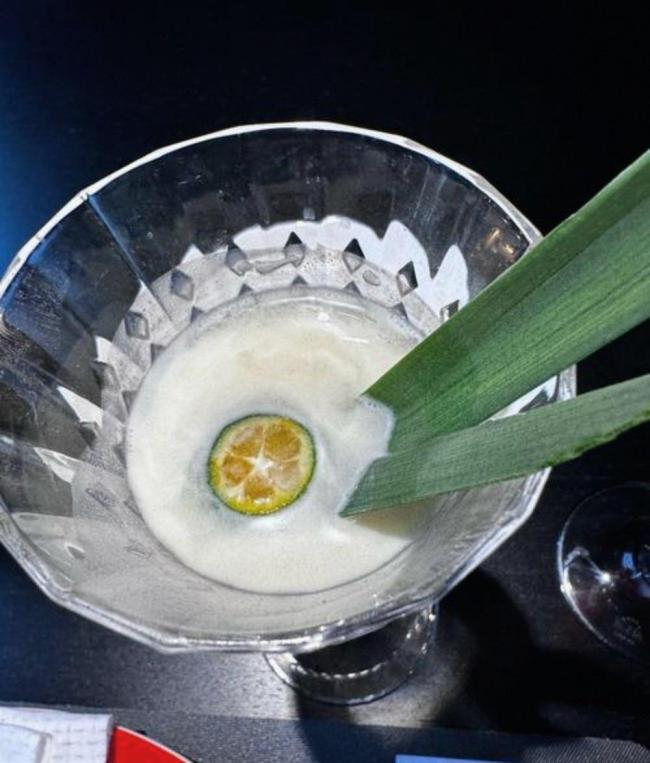女子用干辣椒泡制天然防虫水 青菜免虫害秘诀